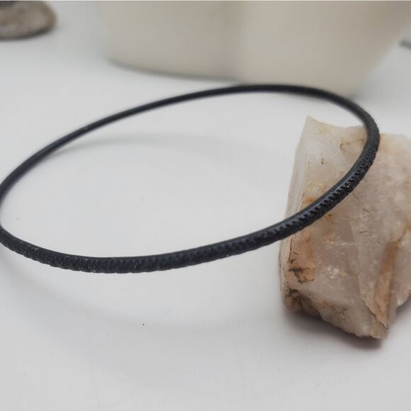 Black speckled bracelet slim slender thin bangle - Picture 2 of 2